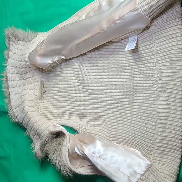 Ladies Sweater Vest - Picture 9 of 11